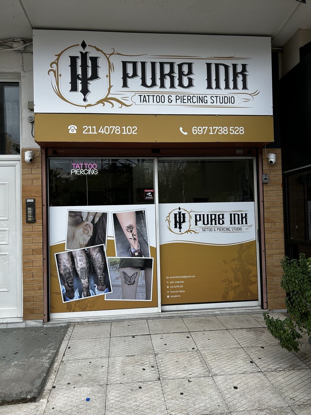 Η βιτρίνα του Pure Ink στη Γρηγορίου Λαμπράκη 337, Νίκαια